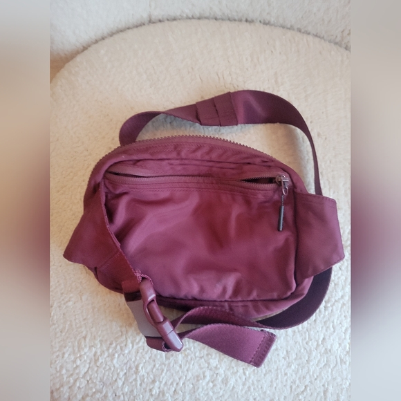 Lululemon Everywhere Belt Bag Crossbody Burgundy Wine Nylon Athleisure - Picture 7 of 8